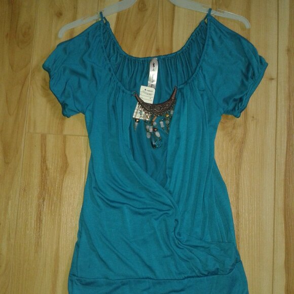 Open top adorned with necklace - Picture 1 of 5